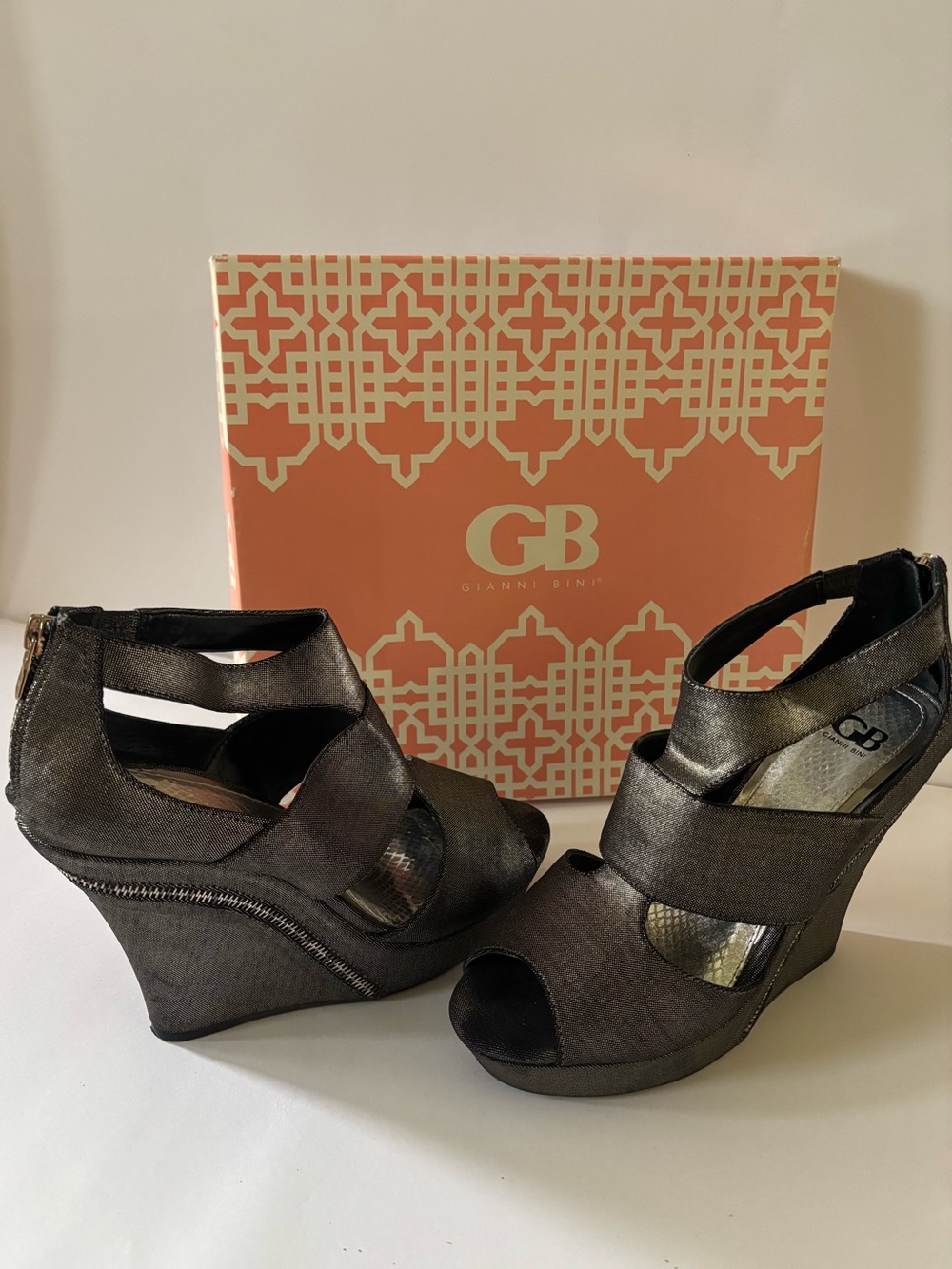 Gianni Bini Metallic Warm Pewter Strappy Peep-Toe Wedges Zipper Back Size 9.5